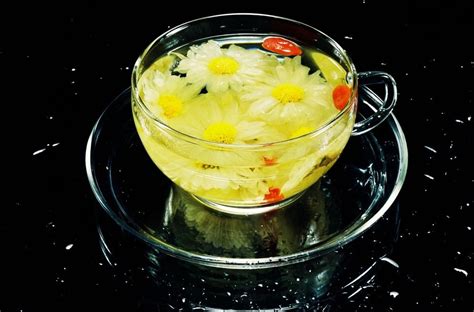 <strong>干菊花泡水的正确泡法（选择优质的干菊花／正确的干菊花泡水方法）</strong>