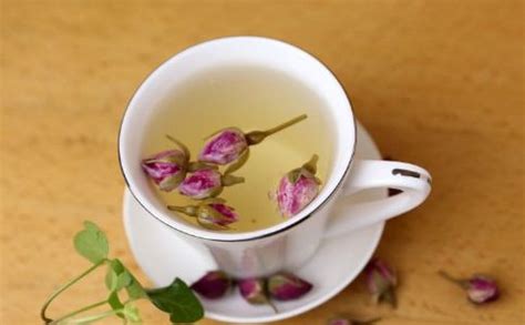 玫瑰怎么泡水喝正确，泡水前的准备、正确的泡水方法、合适的使用量
