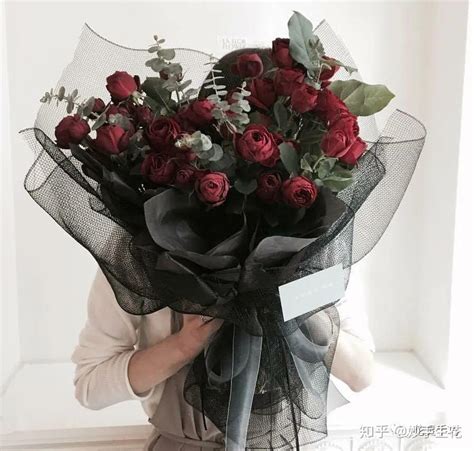 黑色包装花束代表什么，神秘、庄重、悼念