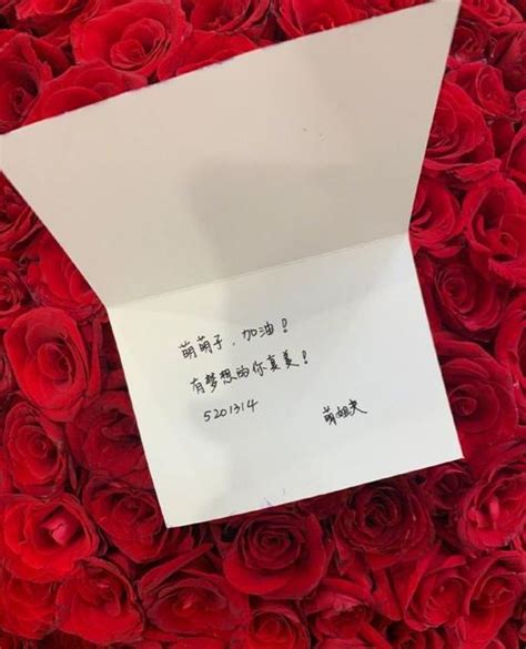 送花卡片怎么署名落款，送花人姓名／署名+祝福语／匿名