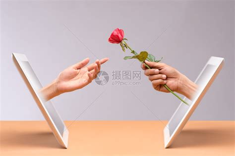 女人微信送男人一朵玫瑰